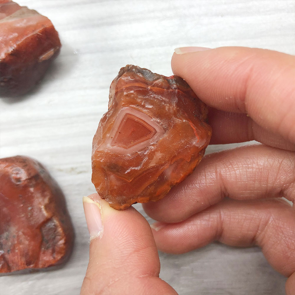 Marine Aquarium Aquascape - 1 PC สุ่มหยาบดิบ Carnelian สีแดง Agate
